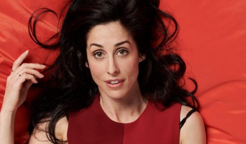 Catherine Reitman: 5+1 πράγματα που δεν ξέρετε για τη «εργαζόμενη μητέρα» του Netfilix