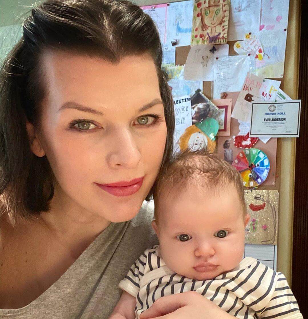 Milla Jovovich: Θηλάζει την κόρη της & εμείς θαυμάζουμε την ομορφιά αυτής της εικόνας (φωτο)