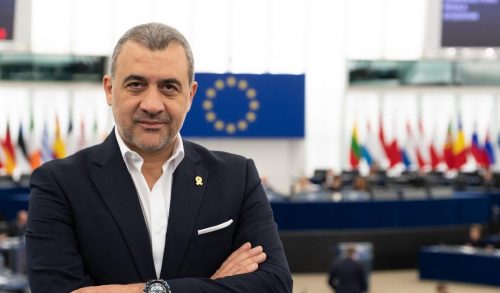 To  tweet του Ευρωβουλευτή Λουκά Φουρλά, που έχασε την 4χρονη κόρη του, αποστομώνει τους ομοφοβικούς