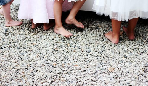 Πατουσάκια έξω λοιπόν: 3 λόγοι που είναι καλό τα παιδιά να περπατούν ξυπόλυτα!