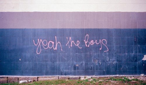 3 τρόποι για να διαχειριστείτε την επιθετικότητα στα αγόρια, σύμφωνα με έναν παιδίατρο