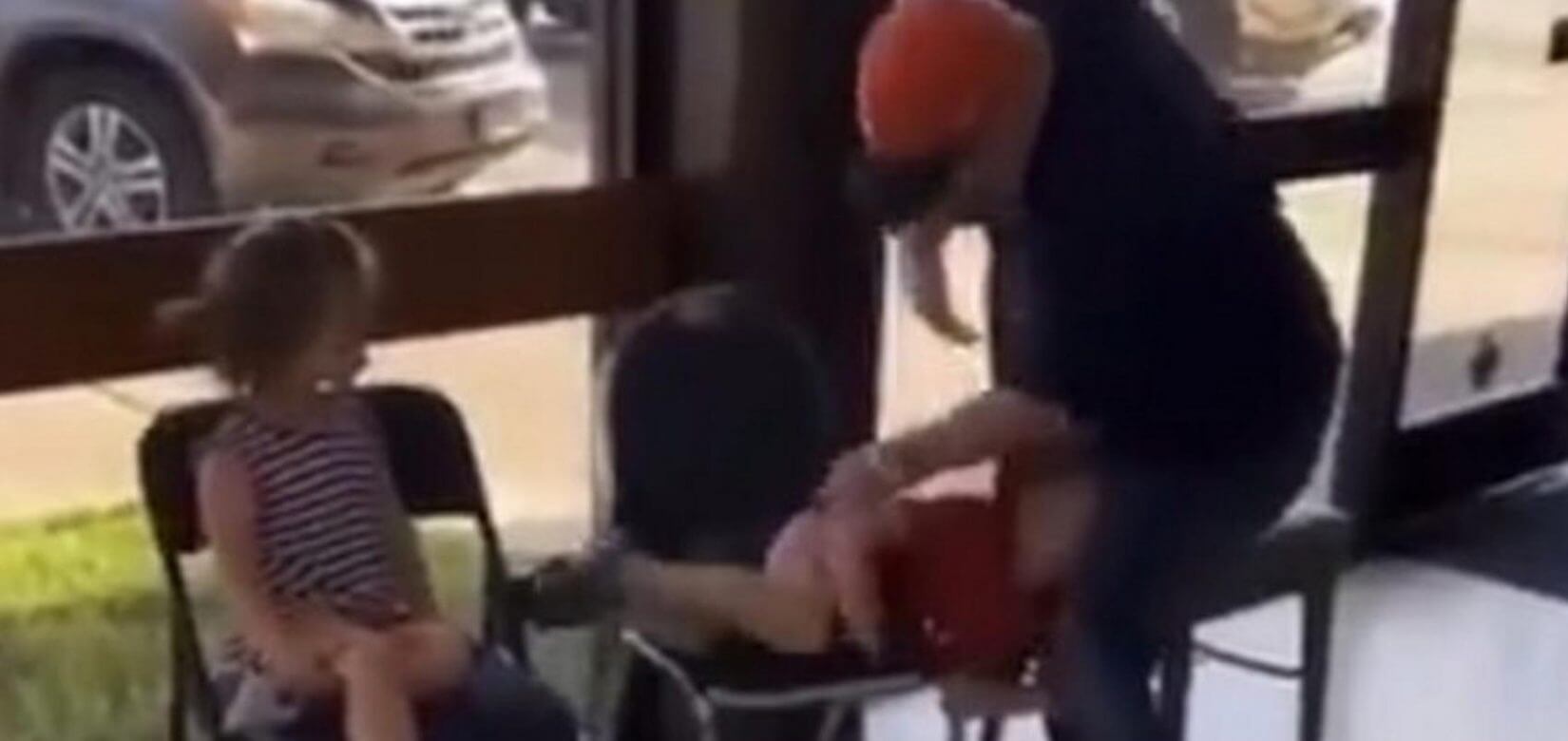 Παππούς χτυπάει με βία το εγγονάκι του και υπάρχουν ακόμα διλήμματα στο Twitter για το αν το ξύλο είναι κακοποίηση (video)