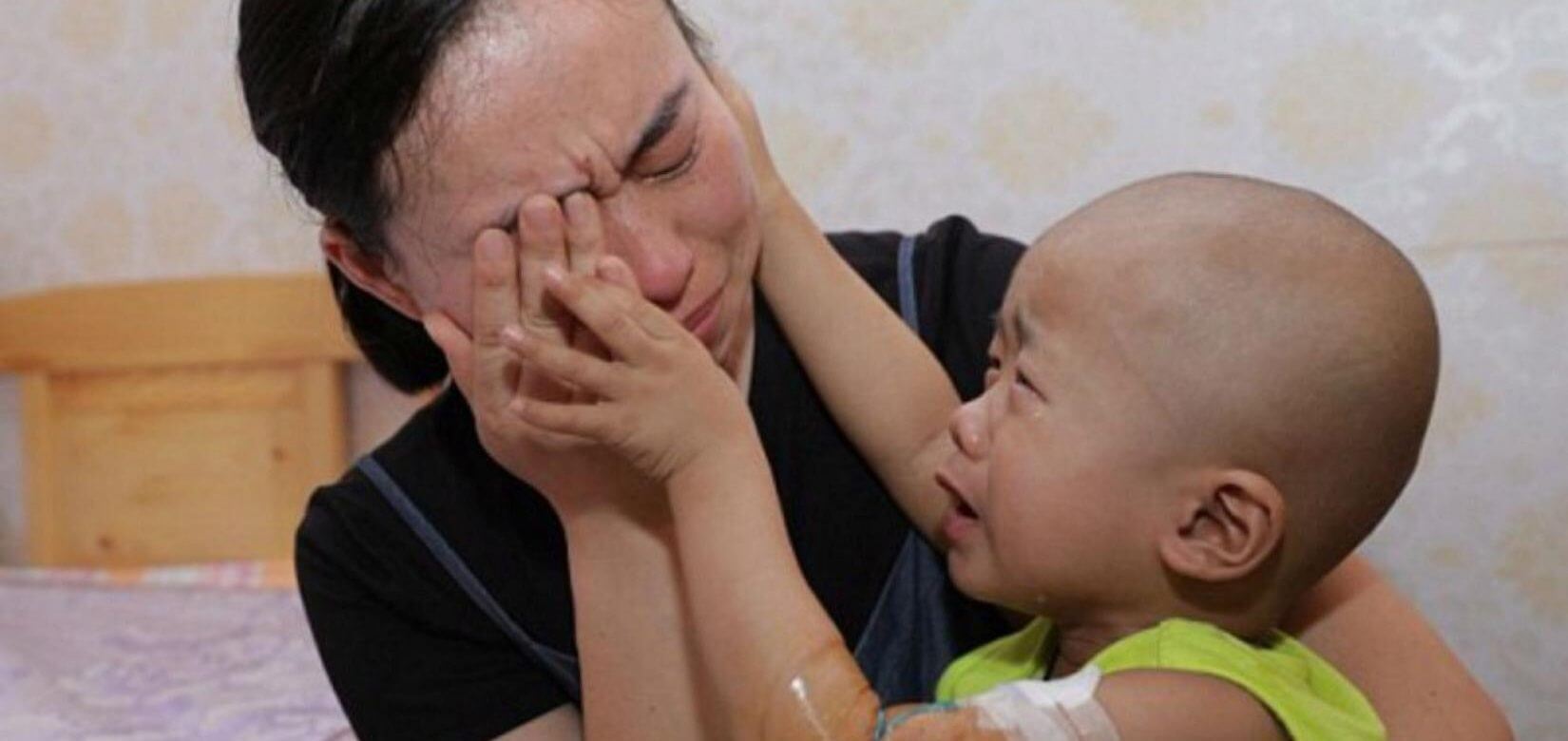 Συγκλονιστική στιγμή: 3χρονο αγοράκι με καρκίνο παρηγορεί την μητέρα του (βίντεο)