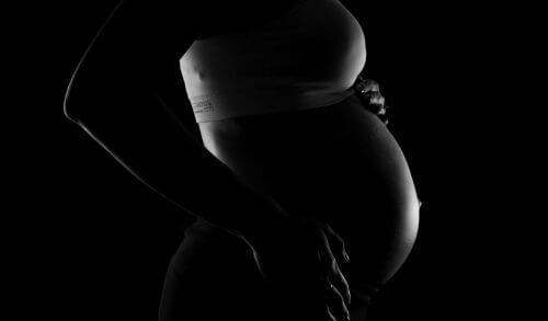 Κορωνοιός: Έρευνα έδειξε ότι οι έγκυες που μολύνονται από τον ιό διατρέχουν μεγαλύτερο κίνδυνο να καταλήξουν σε ΜΕΘ