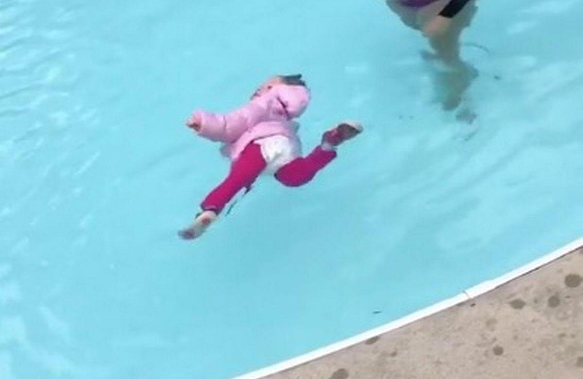Γιατί μια δασκάλα κολύμβησης ρίχνει τα μωρά στην πισίνα με τα ρούχα; (video)