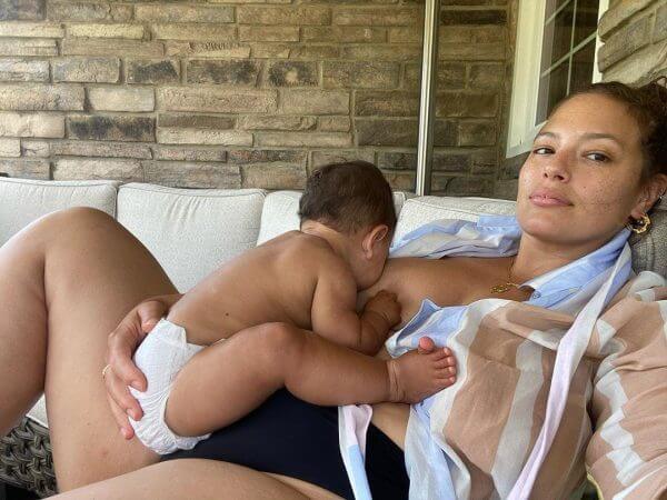 Άσλει Γκράχαμ: Θηλάζει το μωρό της και μοιράζεται αγάπη στο διαδίκτυο (video +φωτο)