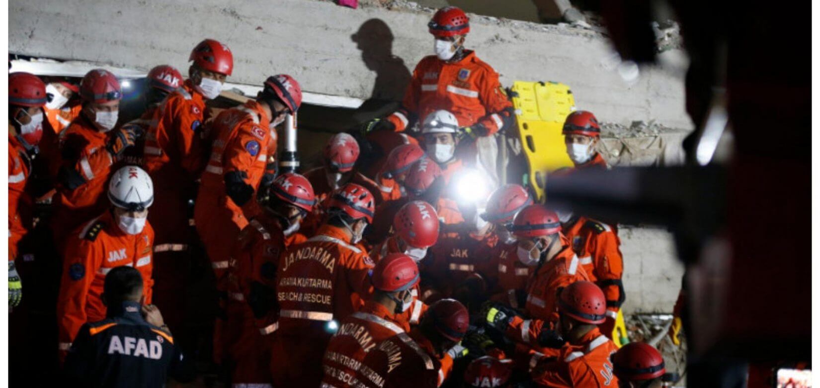 Σεισμός στην Σμύρνη: ο απεγκλωβισμός δύο παιδιών από τα συντρίμμια