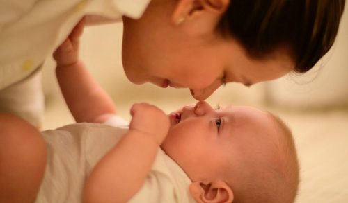 Νέα έρευνα αποδεικνύει γιατί τα μωρά που γεννιούνται με καισαρική έχουν ασθενέστερο ανοσοποιητικό