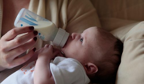 Σοκαριστικό: Μελέτη δείχνει πως τα μωρά που ταΐζονται με μπιμπερό καταπίνουν εκατομμύρια μικροπλαστικά