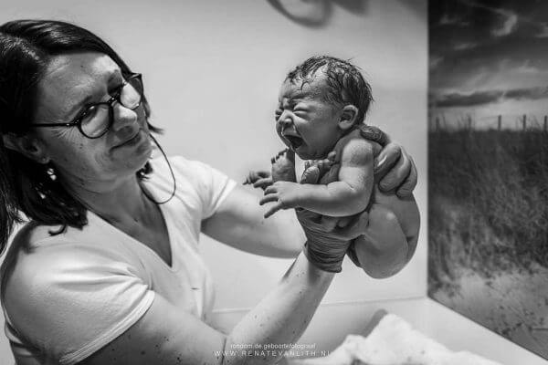 Συγκλονιστική στιγμή: Η ομορφιά της γέννησης μέσα από την τέχνη της φωτογραφίας! (φωτο)