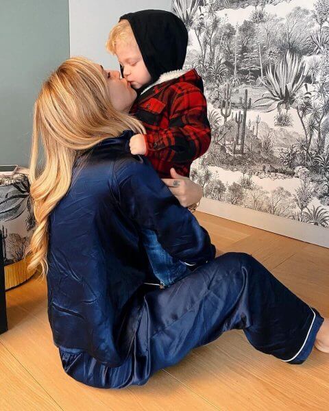 Chiara Ferragni: ποζάρει τόπλες στον 5ο μήνα της εγκυμοσύνης της & το Instagram τη λατρεύει! (φωτο)