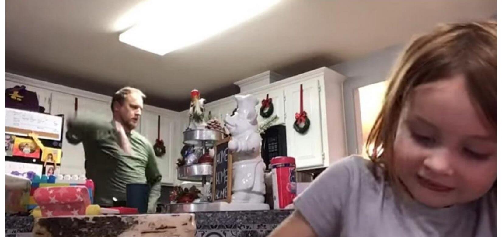 Ένας πατέρας χορεύει στην κουζίνα την ώρα που η κόρη του κάνει τηλεμάθημα και γίνεται viral! (video)