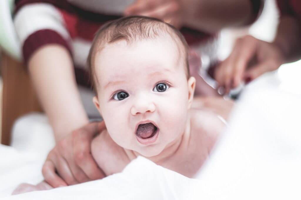 'Ερευνα: Πώς επηρεάζει ο κορονοϊός τα μωρά - Τα συμπτώματα και η εισαγωγή σε ΜΕΘ