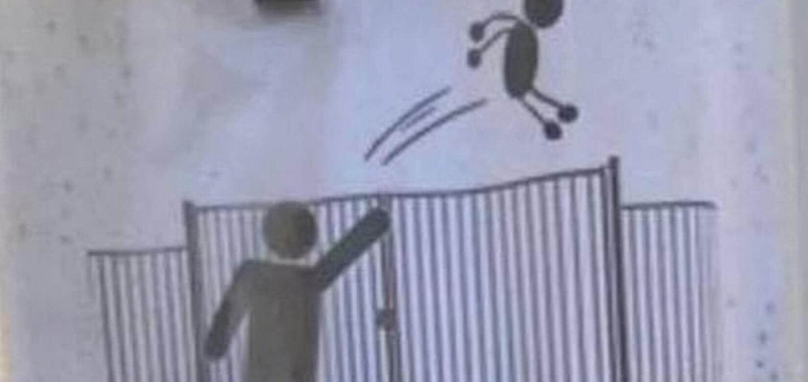 Σχολείο προειδοποιεί: Απαγορεύεται να... πετάτε τα παιδιά σας πάνω από την πύλη