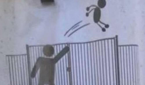 Σχολείο προειδοποιεί: Απαγορεύεται να... πετάτε τα παιδιά σας πάνω από την πύλη