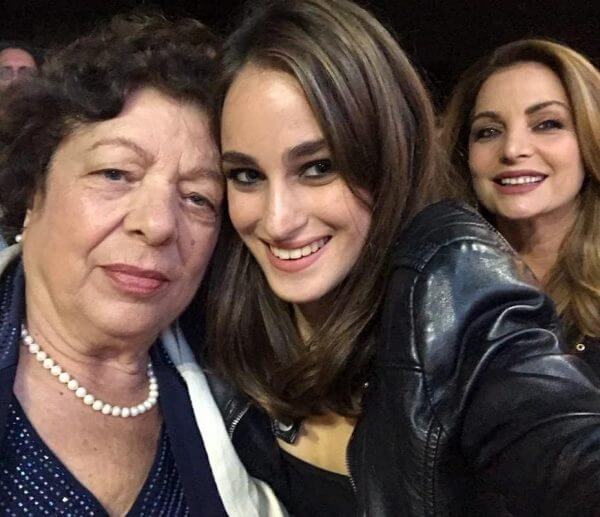 Τρεις γενιές σε μία φωτογραφία: H Άντζελα Γκερέκου ποζάρει με τη μητέρα και την κόρη της (φωτο)