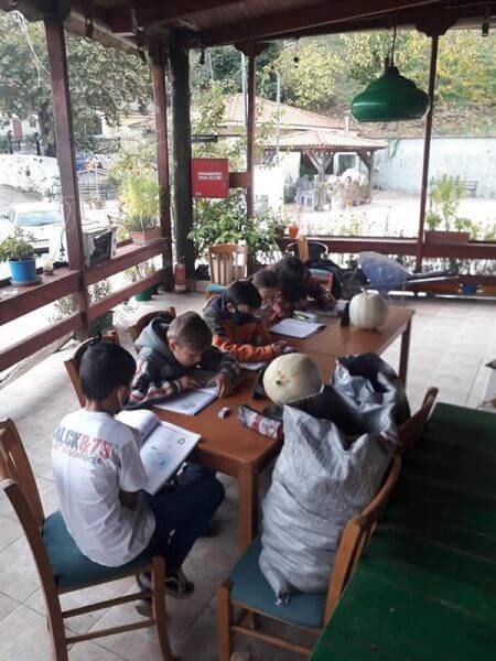 Εικόνες ντροπής: Τηλεκπαίδευση με μπουφάν και κινητό στην αυλή καφενείου