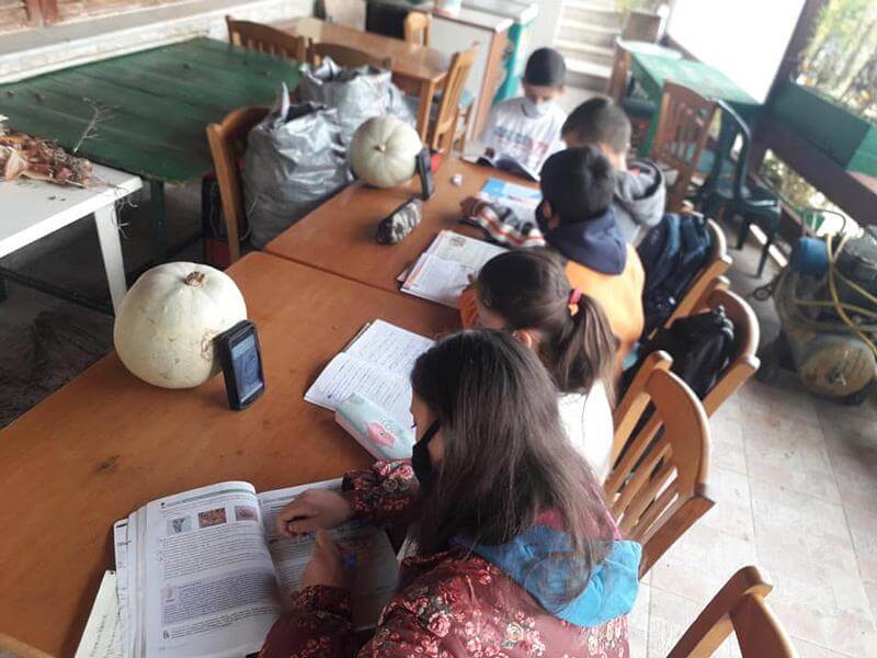 Εικόνες ντροπής: Τηλεκπαίδευση με μπουφάν και κινητό στην αυλή καφενείου