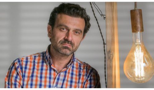 Νίκος Τιλκερίδης: Από το χώρο της δημοσιογραφίας φτάνει να σμιλεύει το ξύλο γεμίζοντας το φως (φωτό)
