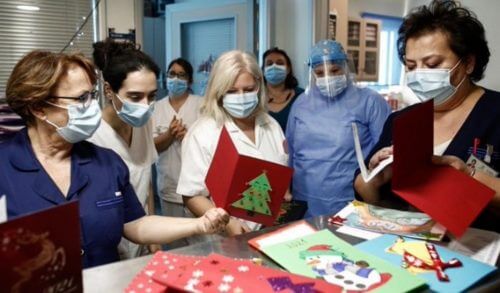 Κορονοϊός: Τα παιδιά έγιναν ο Άγιος Βασίλης των υγειονομικών  (video)