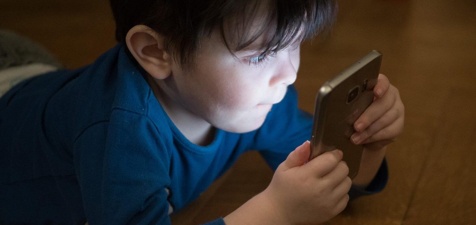 Κινητά και tablets καταστρέφουν τον ύπνο των παιδιών