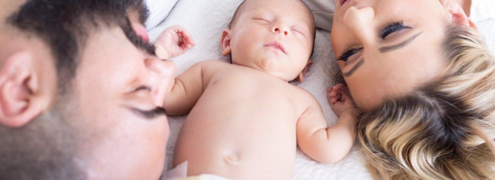 Η Ελλάδα μικραίνει: Όλο και λιγότερα μωρά, όλο και αργότερα η μητρότητα
