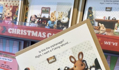 Οργή για χριστουγεννιάτικη κάρτα που «αστειευόταν» με υιοθετημένα παιδιά από ορφανοτροφεία