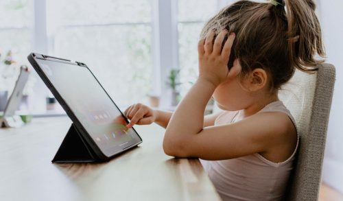 Τηλεκπαίδευση: Ρωτήσαμε μαθητές διαφορετικών βαθμίδων "πώς τους φαίνεται" & οι απαντήσεις τους είναι απολαυστικές!