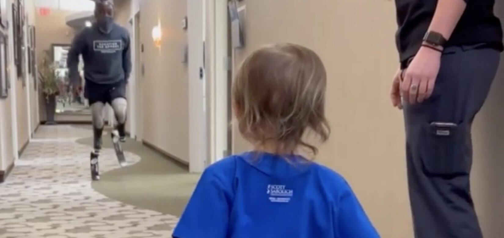 Παρολυμπιονίκης ενθαρρύνει 2χρονο να περπατήσει με το προσθετικό του πόδι κι είναι τόσο συγκινητικό (video)