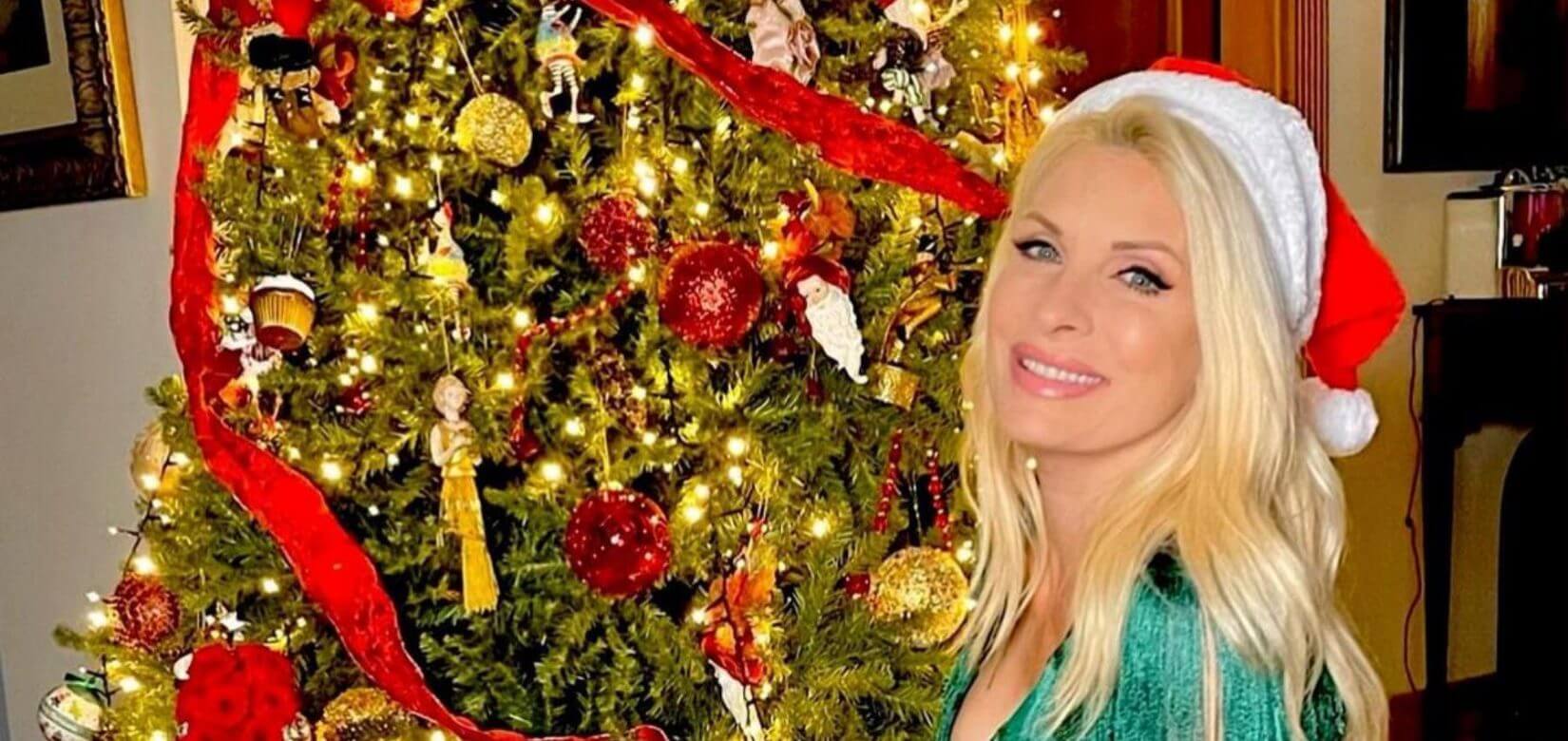 Η Ελένη Μενεγάκη και η μικρή της κόρη Μαρίνα περιμένουν τον Άγιο Βασίλη μπροστά στο χριστουγεννιάτικο δέντρο