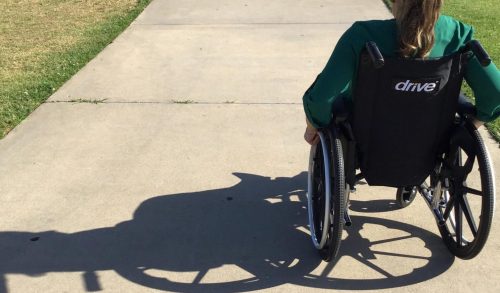 Παγκόσμια Ημέρα Ατόμων με Αναπηρία: Η αληθινή ιστορία  μιας μητέρας σε αμαξίδιο ξεδιπλώνεται στις "Μαμα-δες" (video)