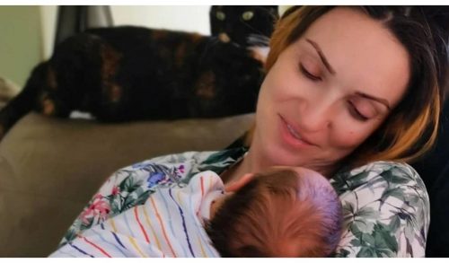 Μορφούλα Ντώνα: Κρατάει το γιο της αγκαλιά και μιλάει για το μωράκι που έχασε (βίντεο)