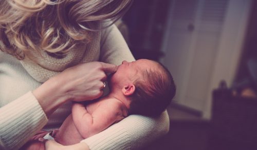 Κορονοϊός: Πόσο πιθανή είναι η μετάδοση του από τη μητέρα στο μωρό πριν ή μετά τη γέννα;
