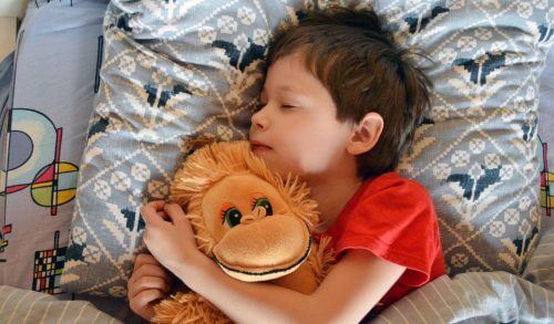Πρωινό ξύπνημα: 5 + 1 tips για να ξυπνάει το παιδί σας χωρίς γκρίνια για το σχολείο!