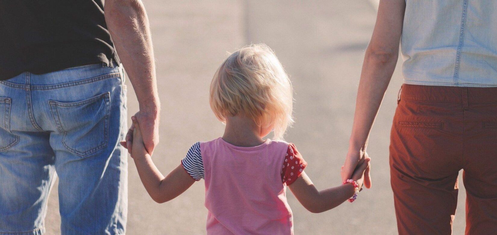 Αναδοχή παιδιών: Τί επίδομα θα λαμβάνουν μηνιαίως οι ανάδοχοι γονείς;