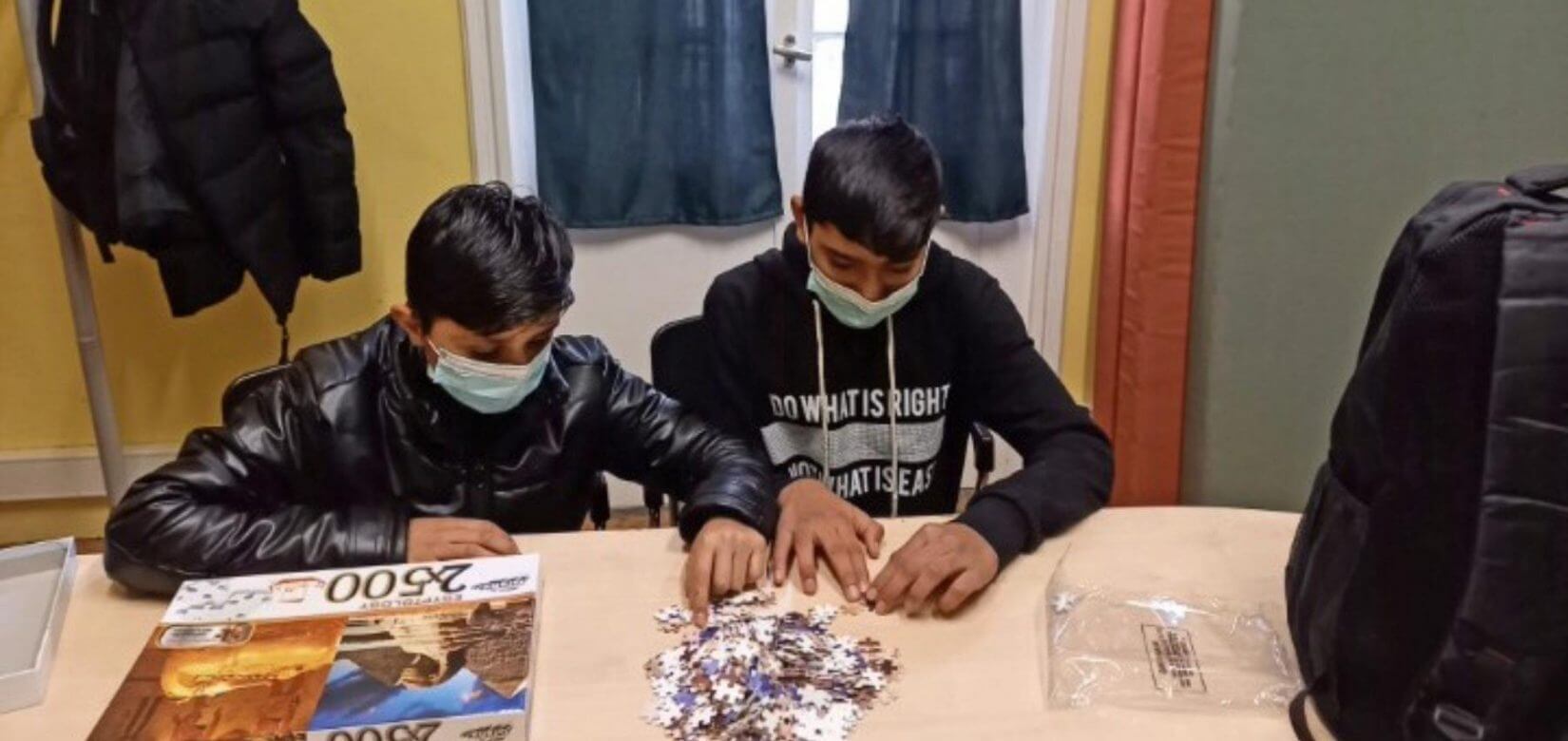 Στον δρόμο, υπό συνθήκες παγετού, εντοπίστηκαν δύο 13χρονα προσφυγόπουλα