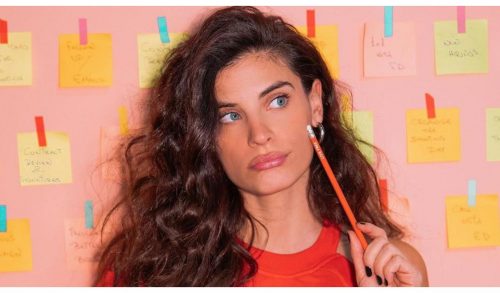 &Chi;&rho;&iota;&sigma;&tau;ί&nu;&alpha; &Mu;&pi;ό&mu;&pi;&alpha;: &Phi;&omega;&tau;&omicron;&gamma;&rho;&alpha;&phi;ί&zeta;&epsilon;&tau;&alpha;&iota; &mu;&epsilon; &tau;&eta;&nu; &phi;&omicron;&upsilon;&sigma;&kappa;&omega;&mu;έ&nu;&eta; &kappa;&omicron;&iota;&lambda;ί&tau;&sigma;&alpha; &tau;&eta;&sigmaf; &kappa;&alpha;&iota; &delta;&epsilon;ί&chi;&nu;&epsilon;&iota; &epsilon;&upsilon;&tau;&upsilon;&chi;&iota;&sigma;&mu;έ&nu;&eta; (&phi;&omega;&tau;ό)