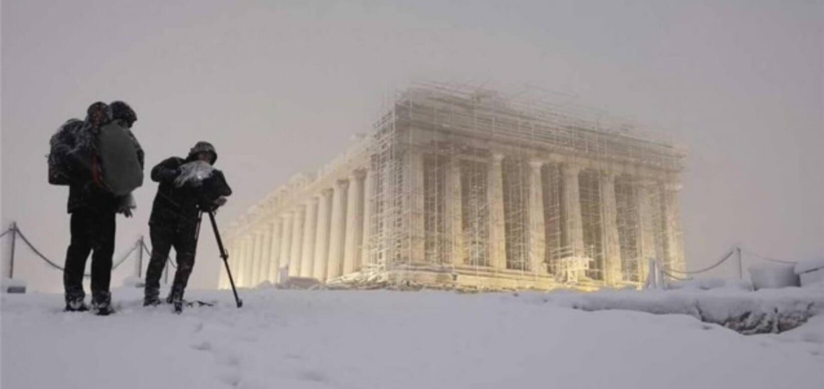 Η φωτογραφία από την χιονισμένη Ακρόπολη που κόβει την... ανάσα