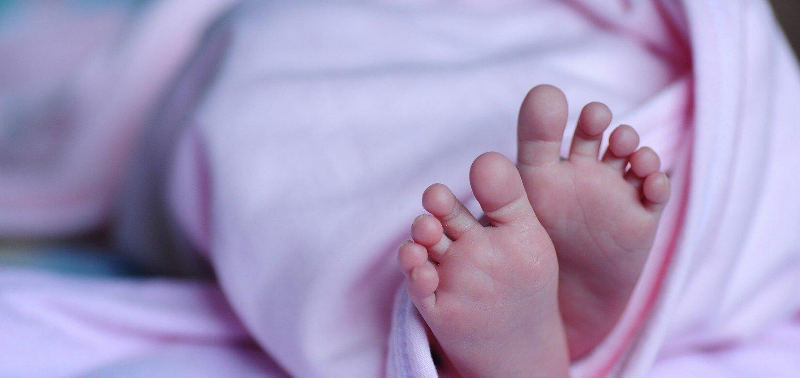 «Έσβησε» μωρό 52 ημερών που νοσούσε με κορονοϊό