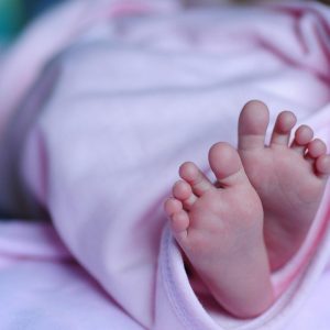 «Έσβησε» μωρό 52 ημερών που νοσούσε με κορονοϊό