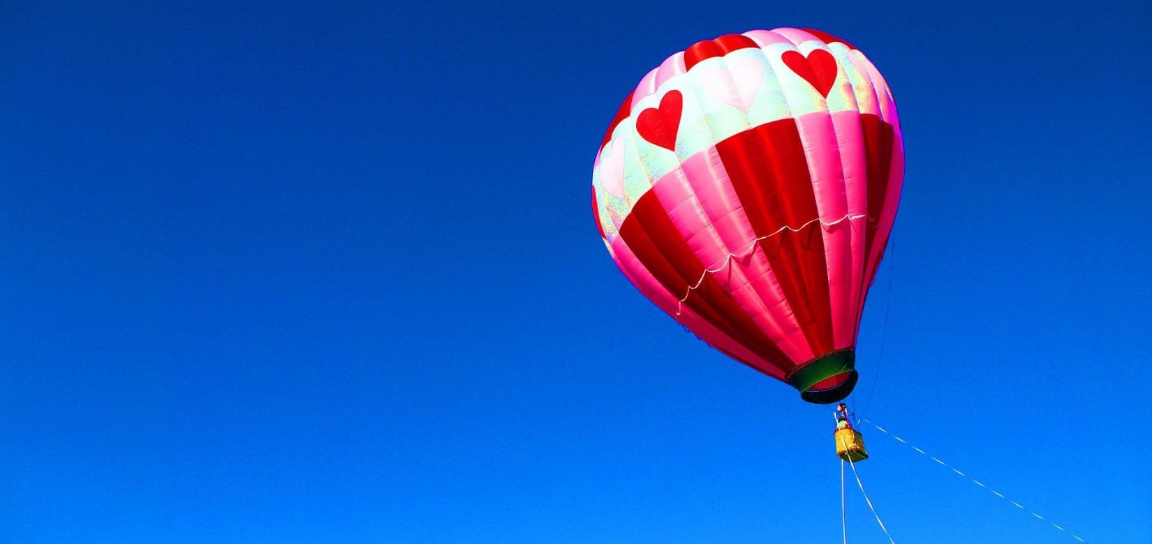 Γάμοι στα… σύννεφα με αερόστατο - Κι ένας βιολιστής να παίζει μόνο για εσάς....