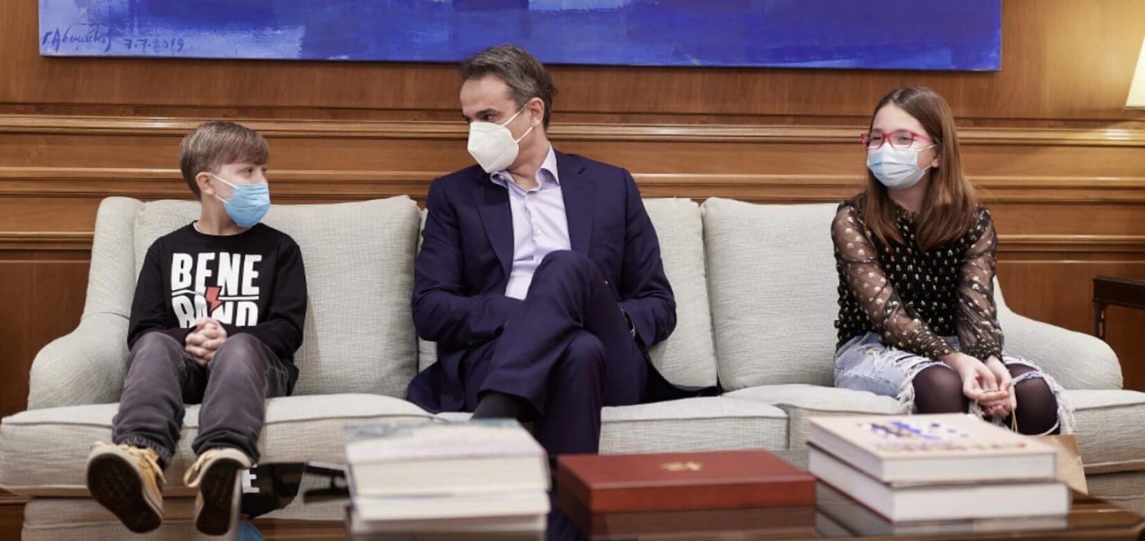 Νεφέλη και Φίλιππος: Τα παιδιά που νίκησαν τον καρκίνο υποδέχθηκε ο πρωθυπουργός
