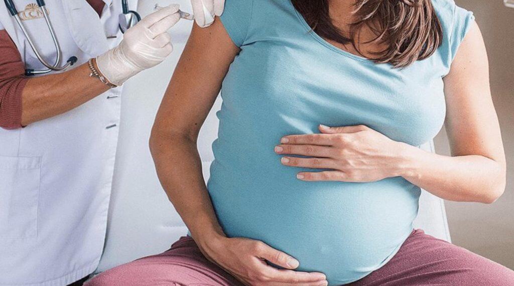 Εμβόλιο και εγκυμοσύνη: Απαντήσεις σε όλες τις απορίες για τις μέλλουσες μανούλες