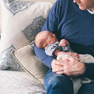 Άδεια πατρότητας: Οι ημέρες άδειας, οι αποδοχές και τα δικαιώματα που έχουν οι εργαζόμενοι