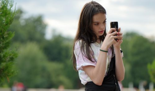 H πρώτη πόλη που απαγορεύει στα παιδιά τα smartphones