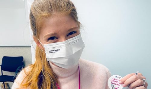 Bill Gates: Εμβολιάστηκε η κόρη του και τρολάρει τους συνωμοσιολόγους για το τσιπάκι
