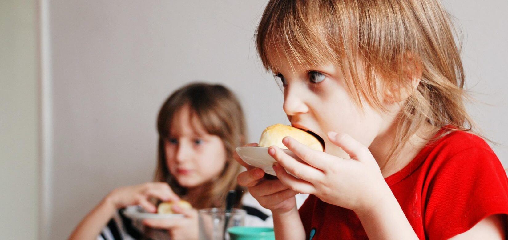 Μόλις 5 λεπτά διαφήμισης junk food αρκούν: Πόσες επιπλέον θερμίδες τρώνε τα παιδιά την ημέρα