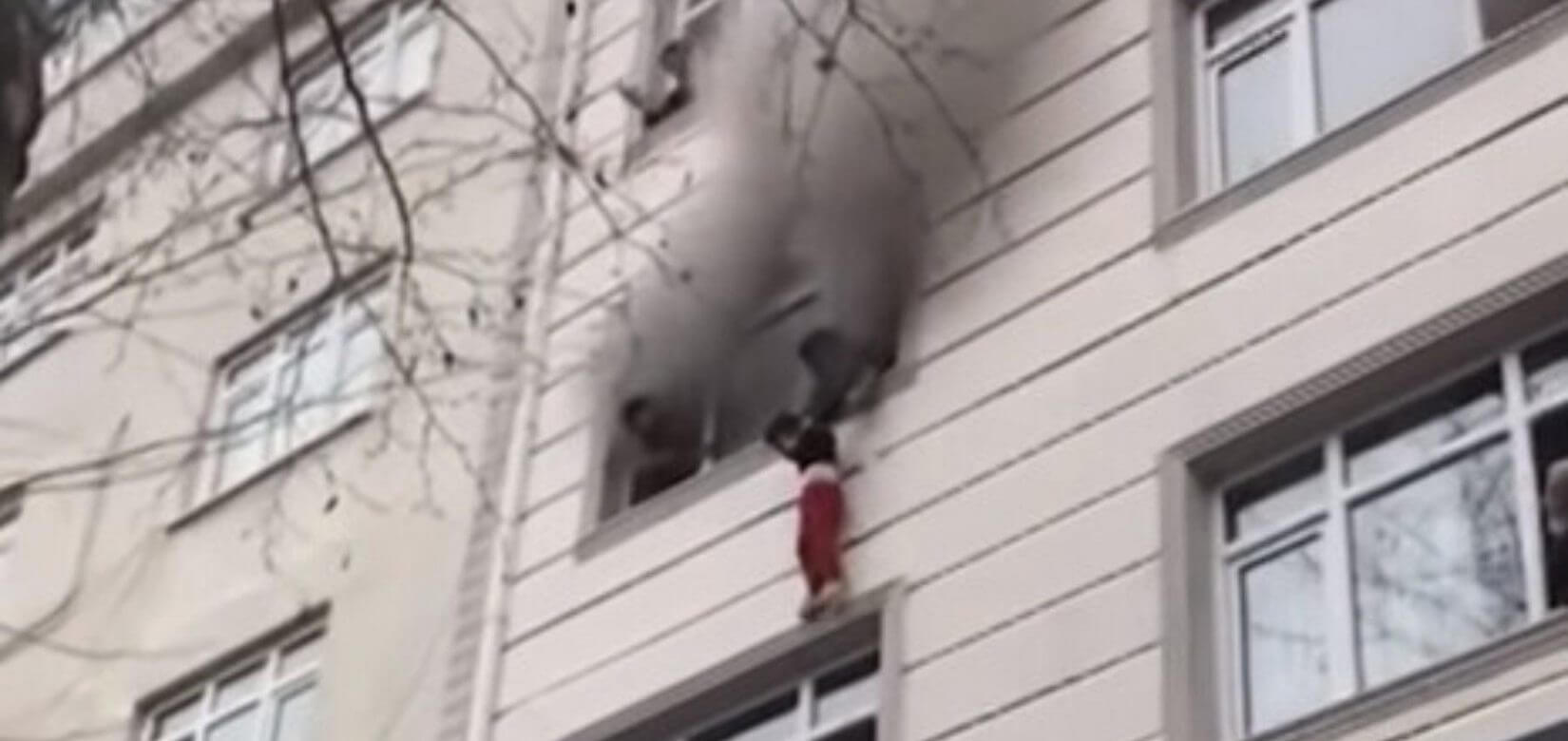 Mητέρα έριξε τα παιδιά της από τον 3ο όροφο για να τα σώσει από φωτιά (video)