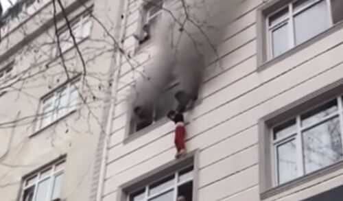 Mητέρα έριξε τα παιδιά της από τον 3ο όροφο για να τα σώσει από φωτιά (video)