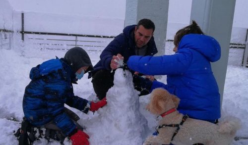 Ο Αλέξης Τσίπρα με τους γιους του στο χιόνι - Ποιος μπορεί να αντισταθεί στο παιχνίδι; (φωτό)